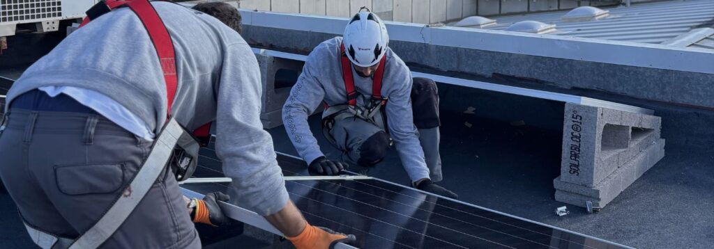Placas solares para reducir el impacto del precio de la luz en 2026