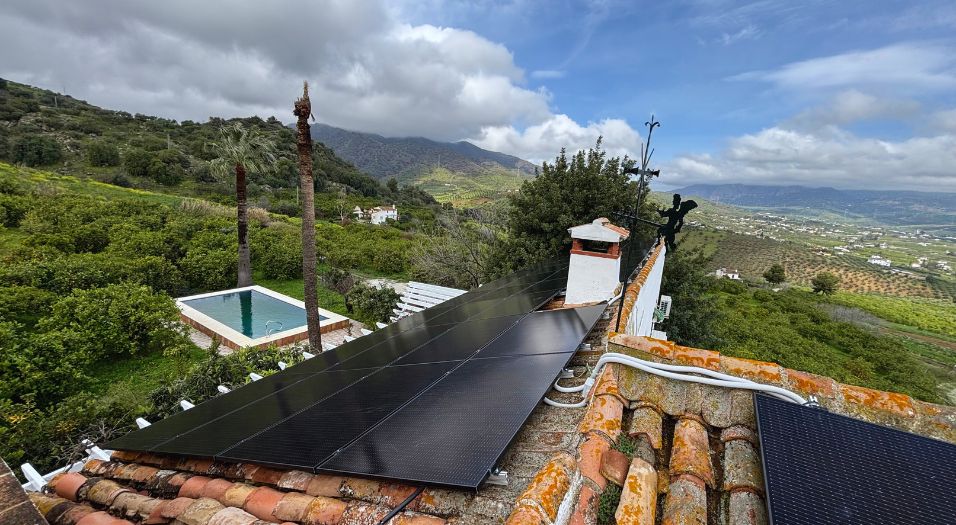 Instalación de placas solares en vivienda unifamiliar en Álora, Málaga