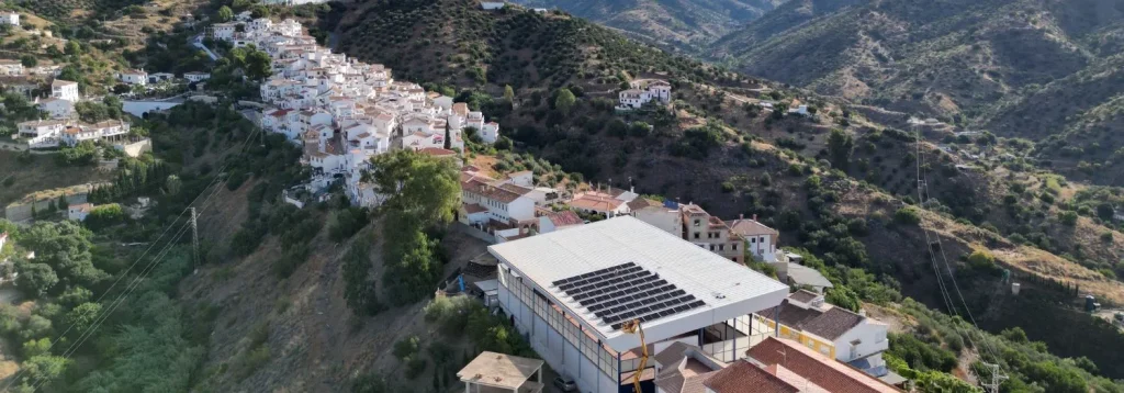Comunidades energéticas solares: personas compartiendo energía renovable de una instalación fotovoltaica local