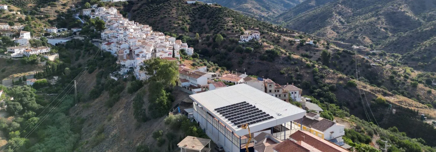 Comunidades energéticas solares: personas compartiendo energía renovable de una instalación fotovoltaica local