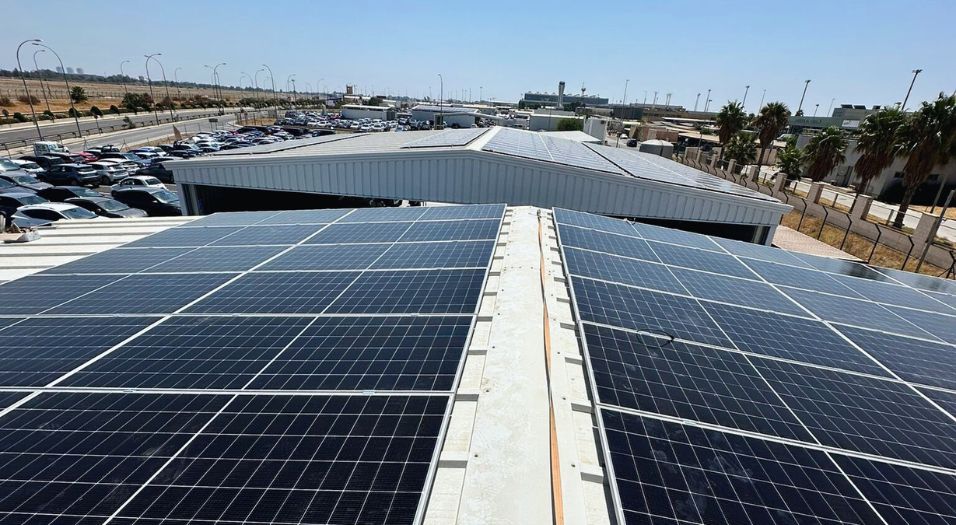 Instalación de placas solares industrial en Málaga con baterías – Goldcar