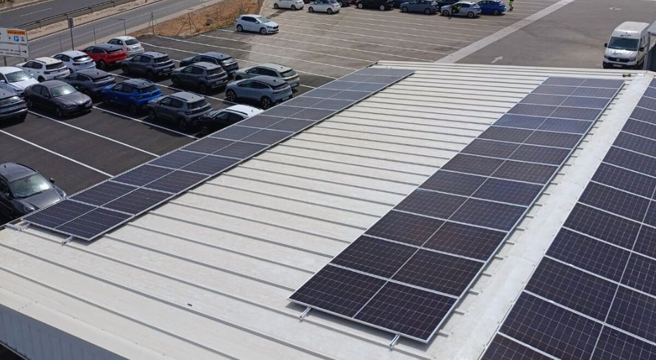 Instalación de placas solares industrial en Málaga con baterías – Goldcar