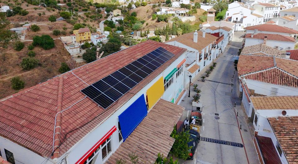 instalacion solar en colegio virgen del rosario totalan malaga cubierta con paneles fotovoltaicos