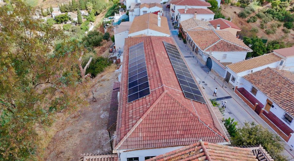 instalacion solar en colegio virgen del rosario totalan malaga cubierta con paneles fotovoltaicos