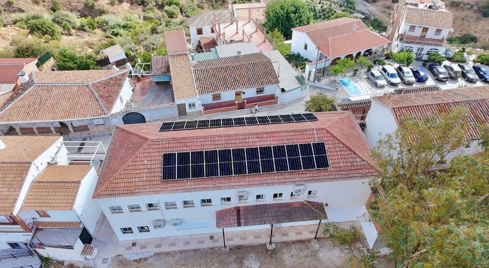 instalacion solar en colegio virgen del rosario totalan malaga cubierta con paneles fotovoltaicos