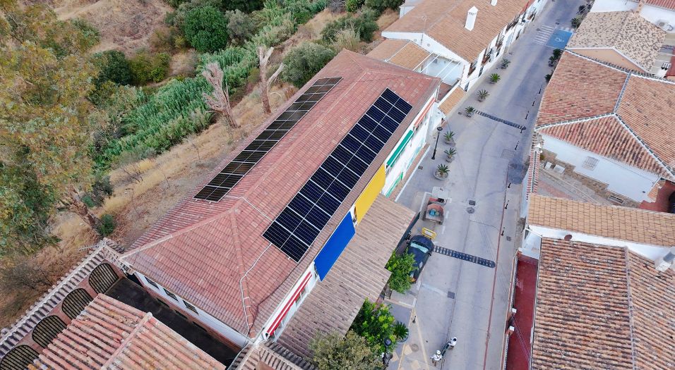 instalacion solar en colegio virgen del rosario totalan malaga cubierta con paneles fotovoltaicos
