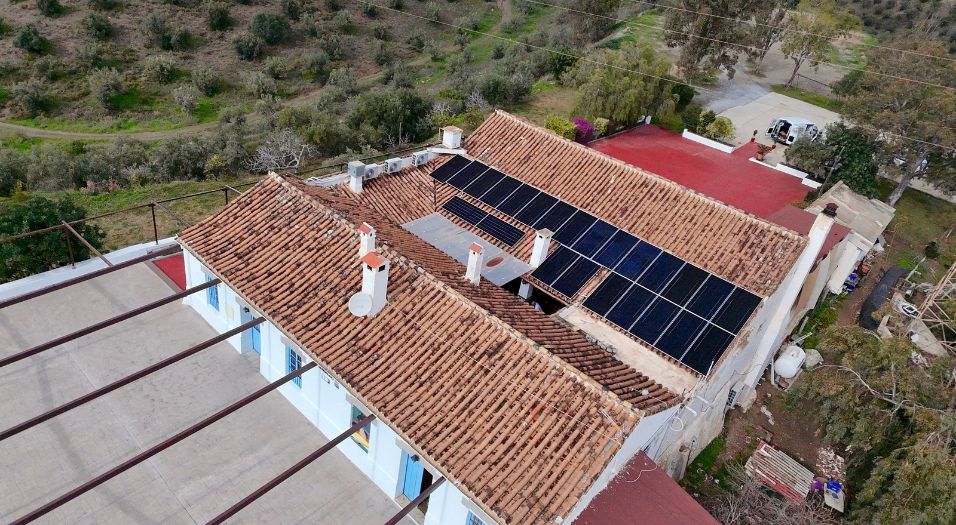 Instalación fotovoltaica de 24 paneles solares en Finca El Tinto, Málaga